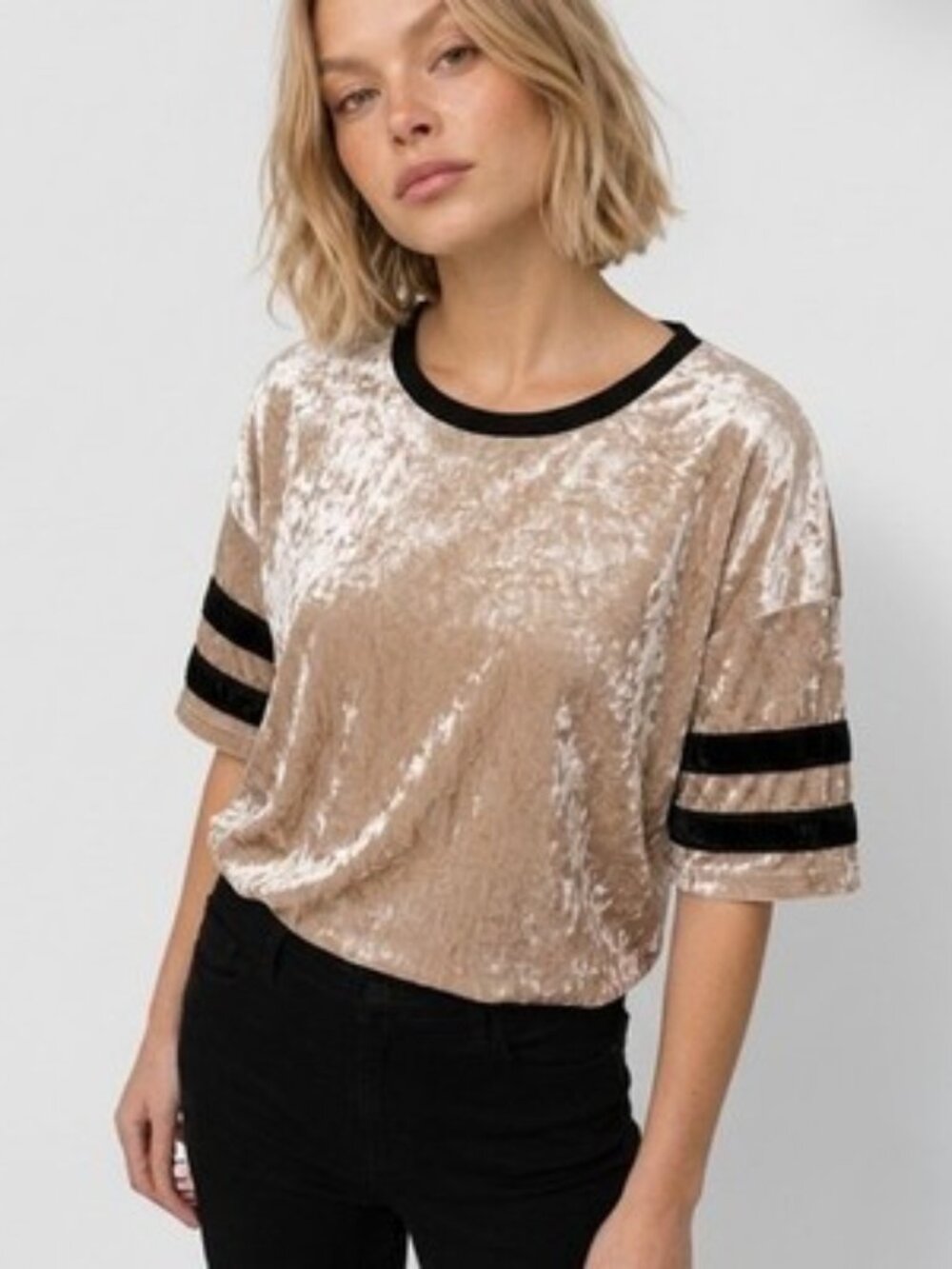 POL Beige and Black Varsity Stripes Crushed Velvet Short Sleeve T-Shirt Sz M